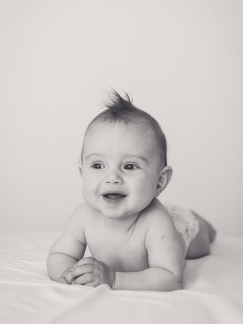 Nježni crno-bijeli portret nasmijane bebe