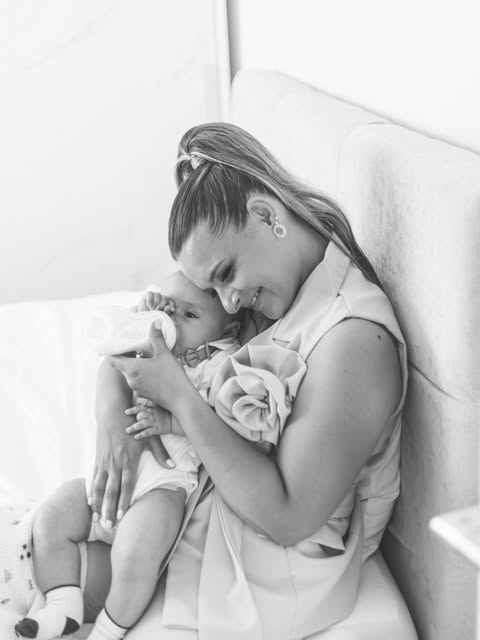 Crno-bijela fotografija mame i bebe u zagrljaju